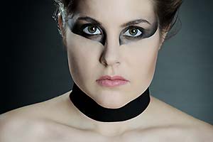 Frauen-Akt mit schwarzem Band