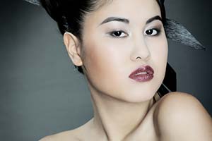 Schwarz-Weiß Bodypainting-Akt mit Asia-Model