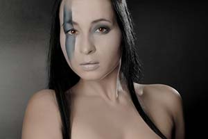 weiblicher Akt mit dunkelhaarigem Modell