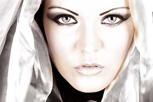 Gesicht in weißem Tuch