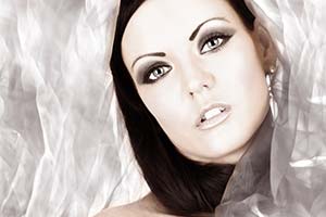 nackte Brust in weißem Tuch