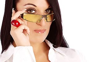 Frauen-Akt in weißem Shirt