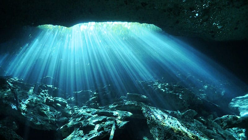 Lichtvorhang in einer mexikanischen Cenote