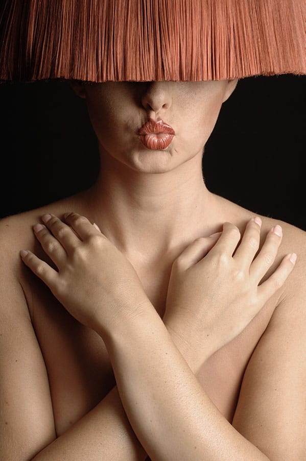 nackte Frau mit verschränkten Armen