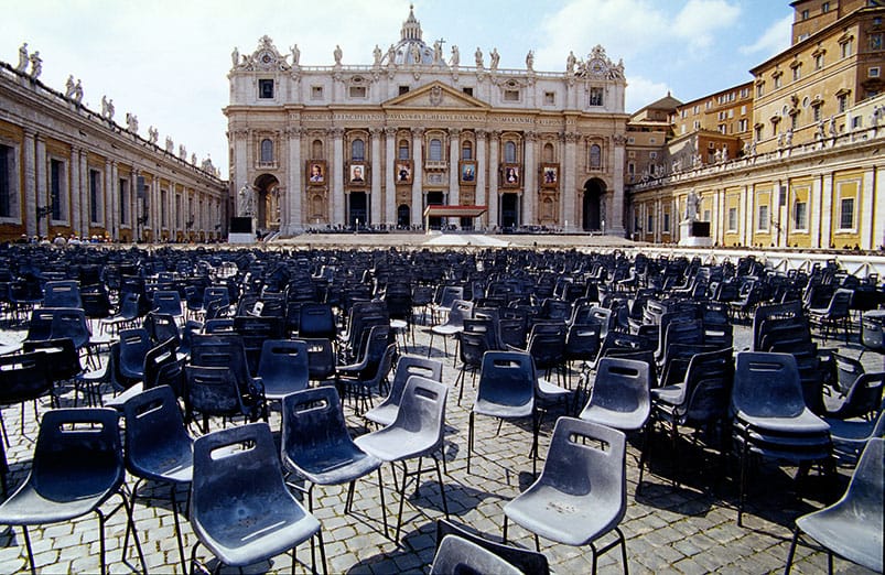 Stühle nach Papstaudienz vor Petersdom