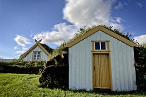 zwei Grassodenhäuser