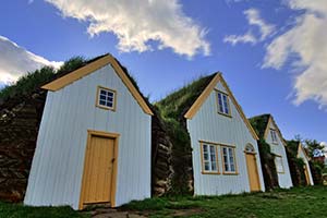 Reihe von Grassodenhäusern