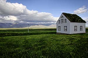 weißes Haus in Ebene mit Grasdach