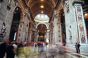 Menschen mit Bewegungsunschärfe im Petersdom