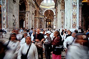 Menschen mit Bewegungsunschärfe im Petersdom