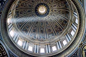 Lichtstrahlen quer durch Petersdom-Kuppel