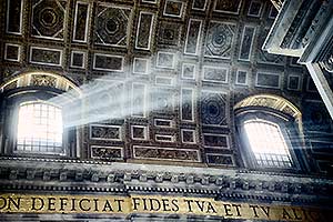 Lichtstrahl durch Fenster im Petersdom