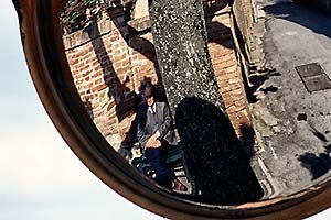 sitzender Mann in Spiegelung