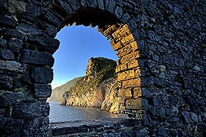 Blick auf Küste durch Fenster in Steinwand