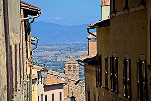 Blick durch Gasse in die Toskana-Ebene