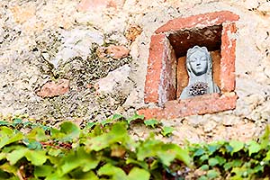 Marien-Statue in Hauswand