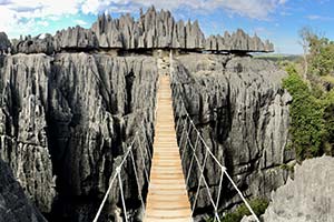 Hängebrücke in den Tsingi de Bemaraha