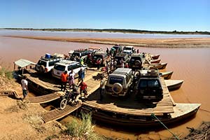 einfache Autofähre auf Fluss in Madagaskar