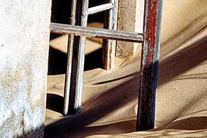 Versandeter Fensterrahmen in Kolmanskop
