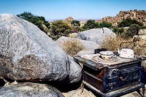 Alter eisener Ofen zwischen Steinfelsen