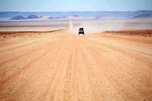 Jeep auf Geröllpiste in Namibia
