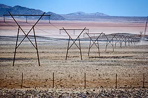 Überirdische Strommasten in Namibia
