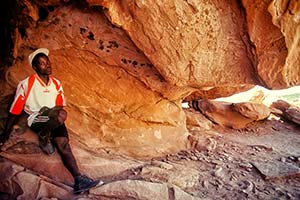 Namibier vor Höhlenmalerei