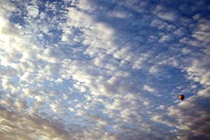 Heißluftballon am Wolkenhimmel über Namibia