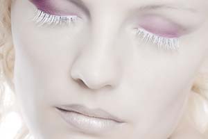 Frauen-Porträt mit weißen Wimpern