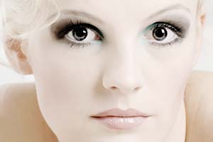 weißblonder Lockenkopf