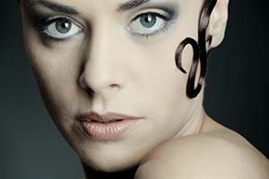 Frauenporträt mit Schlangen-Haarsträhne