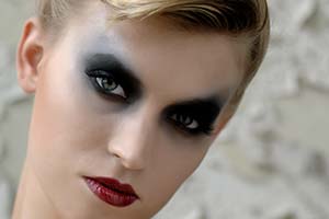 Frauenporträt mit Stacheldraht-Frisur