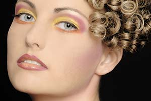 blonder Lockenkopf mit grellem Lidschatten