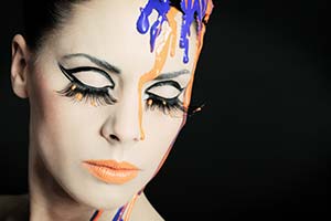 Frauenporträt mit fließender Farbe im Gesicht