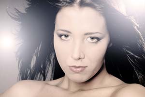 Frauenporträt mit Glitzerkleid