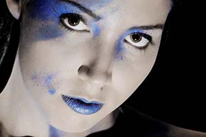 Frauenporträt mit blauen Farbflecken