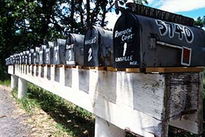 Blechbriefkästen am Straßenrand