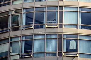 Herrenhemd im Fenster eines Hochhauses