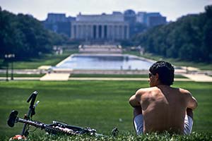 Mann schaut auf Lincoln Memorial in Washington