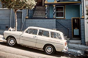 Alter VW-Combi auf steiler Straße