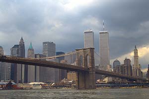 Brooklyn Bridge in New York mit World Trade Center