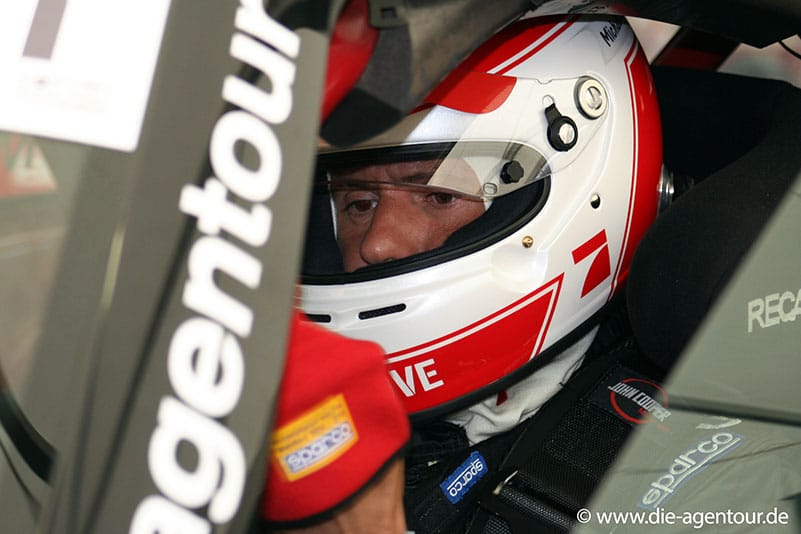 Michael Marx mit Rennfahrerhelm auf dem Kopf