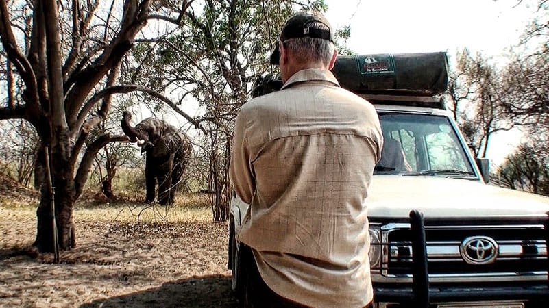 Michael Marx filmt einen Elefant