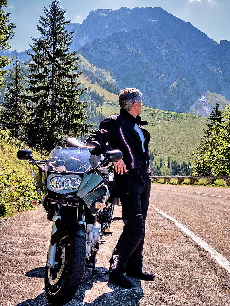 Michael Marx mit Motorrad in den Alpen