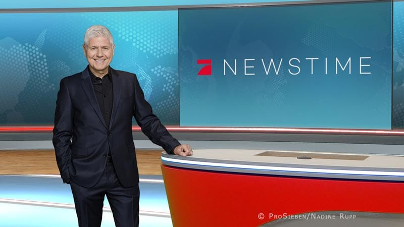 Michael Marx steht im Newstime-Studio am Tisch